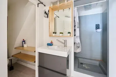 Salle de bains dans l'établissement Le Transvaal : À deux pas du centre.