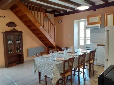 Cuisine ou kitchenette dans l'établissement Maison rénovée sur ancien domaine viticole Renovated old house on old wine estate
