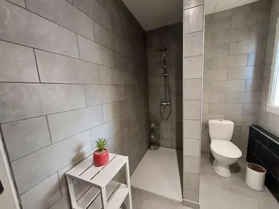 Salle de bains dans l'établissement Maison cosy 3 chambres à la campagne