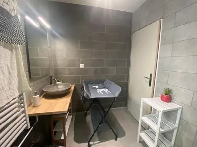 Salle de bains dans l'établissement Maison cosy 3 chambres à la campagne