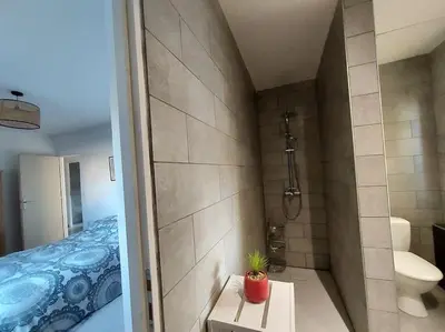 Salle de bains dans l'établissement Maison cosy 3 chambres à la campagne