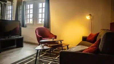 Télévision ou salle de divertissement dans l'établissement Le Sommelier Chalon - Meublé de Tourisme 2 étoiles