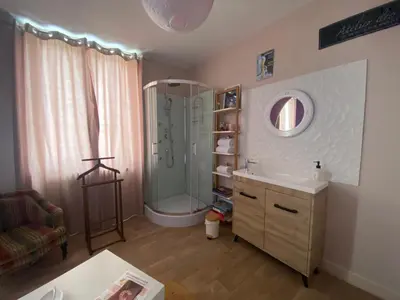 Salle de bains dans l'établissement Chambres d’hôte au Chapeau Claque Cabaret