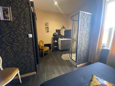 Un ou plusieurs lits dans un hébergement de l'établissement Chambres d’hôte au Chapeau Claque Cabaret