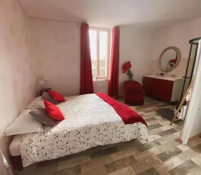 Un ou plusieurs lits dans un hébergement de l'établissement Chambres d’hôte au Chapeau Claque Cabaret