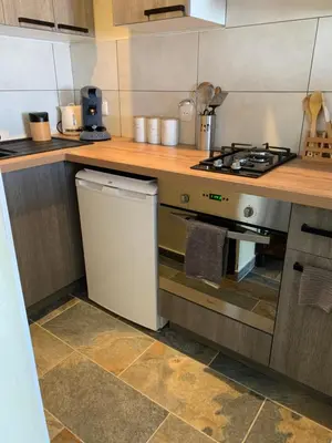 Cuisine ou kitchenette dans l'établissement Studio indépendant avec piscine et jardin