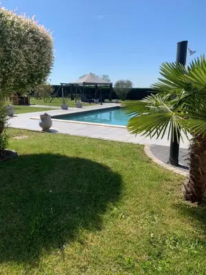 Piscine de l'établissement Studio indépendant avec piscine et jardin ou située à proximité