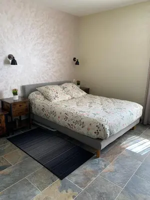 Un ou plusieurs lits dans un hébergement de l'établissement Studio indépendant avec piscine et jardin