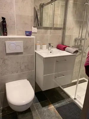 Salle de bains dans l'établissement Studio indépendant avec piscine et jardin