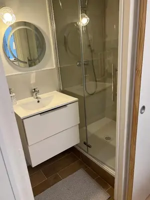 Salle de bains dans l'établissement Romarin - studio BSB / Godrans
