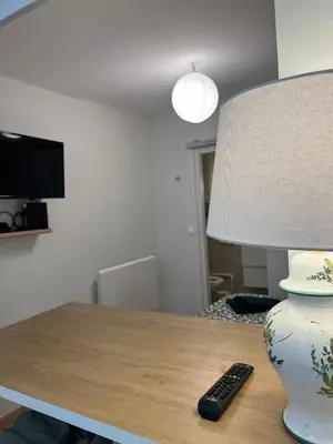Télévision ou salle de divertissement dans l'établissement Romarin - studio BSB / Godrans