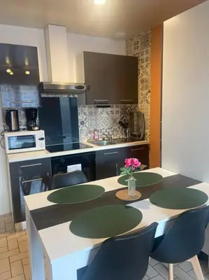 Cuisine ou kitchenette dans l'établissement Le Saint-Amour 2