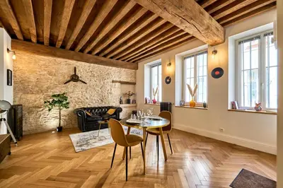 Coin salon dans l'établissement Le Rousseau - Appartement & Suite en Hypercentre