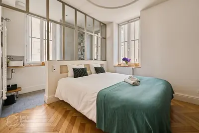 Un ou plusieurs lits dans un hébergement de l'établissement Le Rousseau - Appartement & Suite en Hypercentre