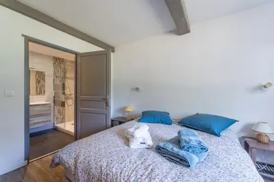 Un ou plusieurs lits dans un hébergement de l'établissement Gîte Cascades des Tufs 2 pièces piscine