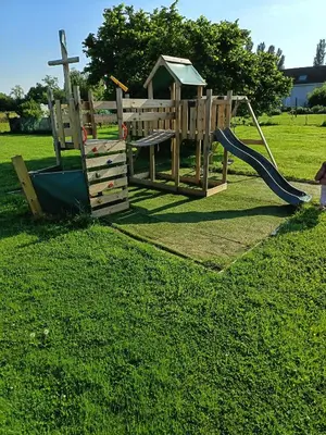 Aire de jeux pour enfants de l'établissement Les jardins Ducarouge 1 climatisé