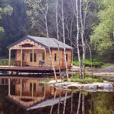 Cabane pilotis sur étang