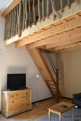 Télévision ou salle de divertissement dans l'établissement le p'tit studio au calme au pied du Jura