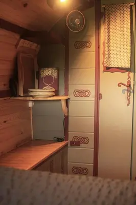 Cuisine ou kitchenette dans l'établissement Roulotte irlandaise Polly