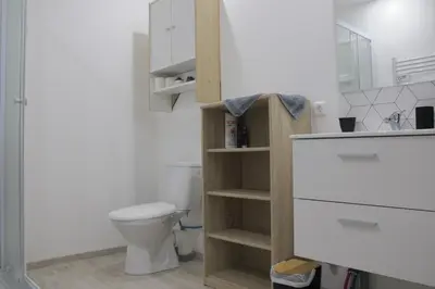 Salle de bains dans l'établissement POLIGNY, appartement centre ville