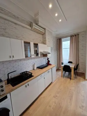 Cuisine ou kitchenette dans l'établissement Appartement au cœur de la ville