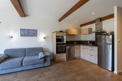 Cuisine ou kitchenette dans l'établissement Gite 2 pièces Parc des Chamois piscine chauffée