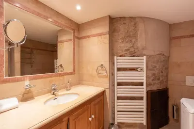 Salle de bains dans l'établissement Les Joyaux Tournusiens