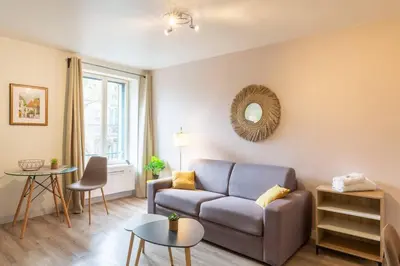 Coin salon dans l'établissement Le Magenta, Studio proche de la place Wilson