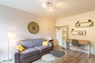 Coin salon dans l'établissement Le Magenta, Studio proche de la place Wilson