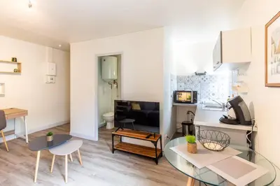 Cuisine ou kitchenette dans l'établissement Le Magenta, Studio proche de la place Wilson