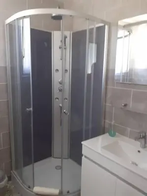 Salle de bains dans l'établissement Le belvédere Mouxois, SPA privatif, vue Morvan