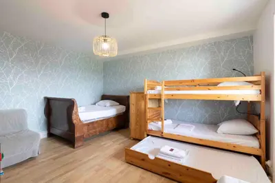 Un ou plusieurs lits dans un hébergement de l'établissement Cabana & La Galerie Mâconnaise
