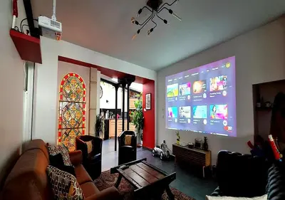 Télévision ou salle de divertissement dans l'établissement Le 39 Dole Appartement industriel au cœur de Dole